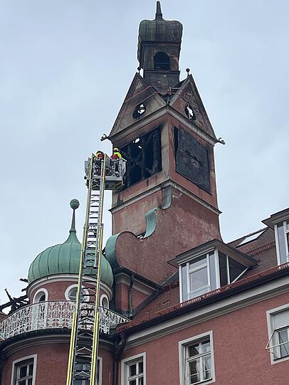 Die Feuerwehr sichert den Glockenturm am Vincentinum. Die Feuerwehr sichert den Glockenturm am Vincentinum.