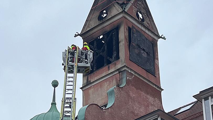Die Feuerwehr sichert den Glockenturm am Vincentinum. Die Feuerwehr sichert den Glockenturm am Vincentinum.