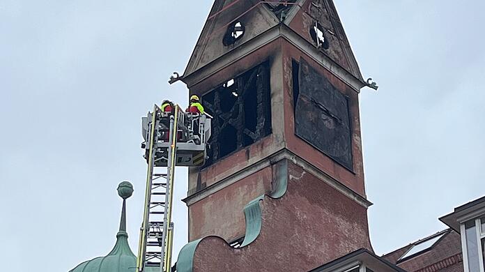Die Feuerwehr sichert den Glockenturm am Vincentinum.