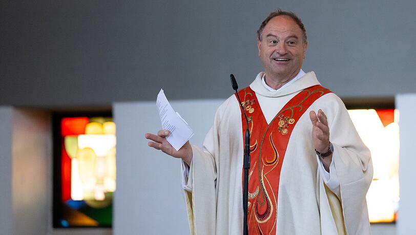 "Weiß steht mir nicht": Pfarrer Rainer Maria Schießler.