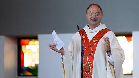 "Weiß steht mir nicht": Pfarrer Rainer Maria Schießler.
