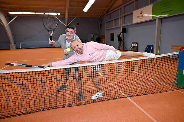 Ross Antony (r.), hier mit seinem Mann Paul Reeves, konnte beim Tennis brillieren.