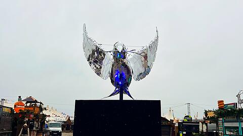 Die fünf Meter hohe Friedenstaube aus Spiegeln, die die Tollwood-Besucher am Eingang begrüßen soll, steht schon bereit.