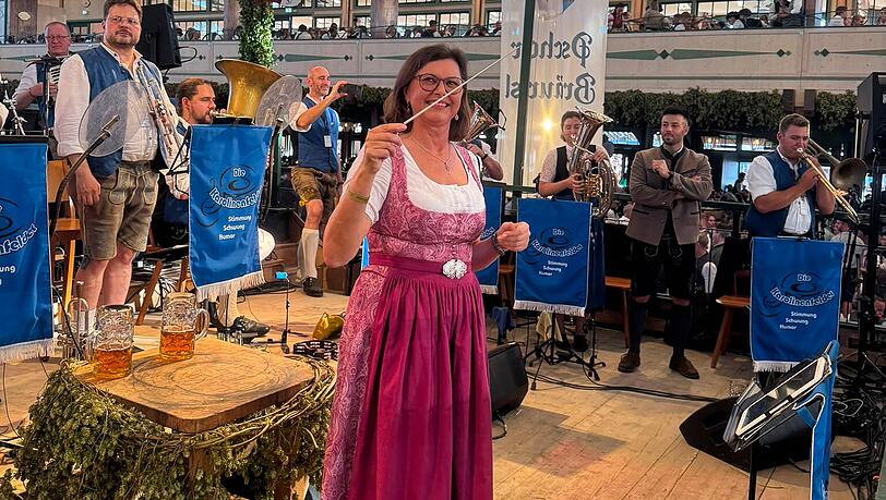 Ilse Aigner gibt den Takt vor: In Turnschuhen und bester Laune dirigiert die Landtagspräsidentin die Bräurosl-Kapelle Die Karolinenfelder. Ilse Aigner gibt den Takt vor: In Turnschuhen und bester Laune dirigiert die Landtagspräsidentin die Bräurosl-Kapelle Die Karolinenfelder.