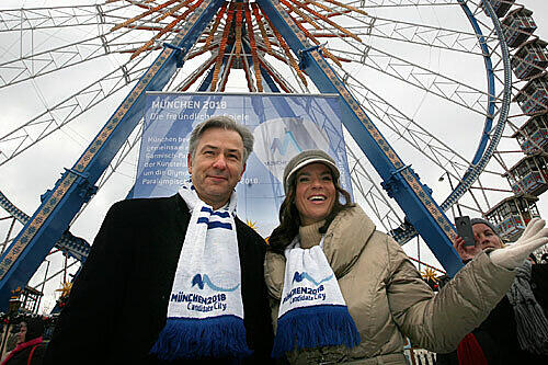 Am Berliner Alexanderplatz enthüllt Kati Witt mit Klaus Wowereit ein Olympia-Werbeplakat.