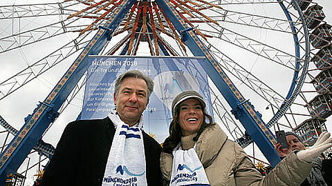 Am Berliner Alexanderplatz enthüllt Kati Witt mit Klaus Wowereit ein Olympia-Werbeplakat.