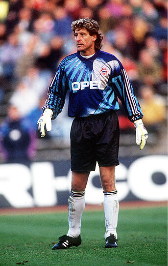 Der frühere Nationaltorwart Toni Schumacher hatte zum Ende seiner Karriere ein kurzes Intermezzo im Bayern-Tor. Er vertrat den verletzten Stammkeeper Raimond Aumann in der Saison 1991/92 in acht Partien.