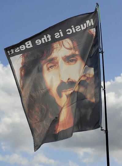 Das einmal im Jahr stattfindene Musikfestival "Zappanale" ist der Musik von Frank Zappa gewidmet. Es treten Zappa-Coverbands oder von dem Komponisten beeinflusste Musiker auf, aber auch bekannte Größen wie Alice Cooper, der dieses Jahr die Zappa-Bühne beehrt. Seit 1990 findet das Festival statt, 2003 wurde die "Zappanale" sogar vom Focus-Magazin im "Sommer Kultur Atlas" mit dem 6. Platz unter 60 Veranstaltungen ausgezeichnet - hier die Bilder.