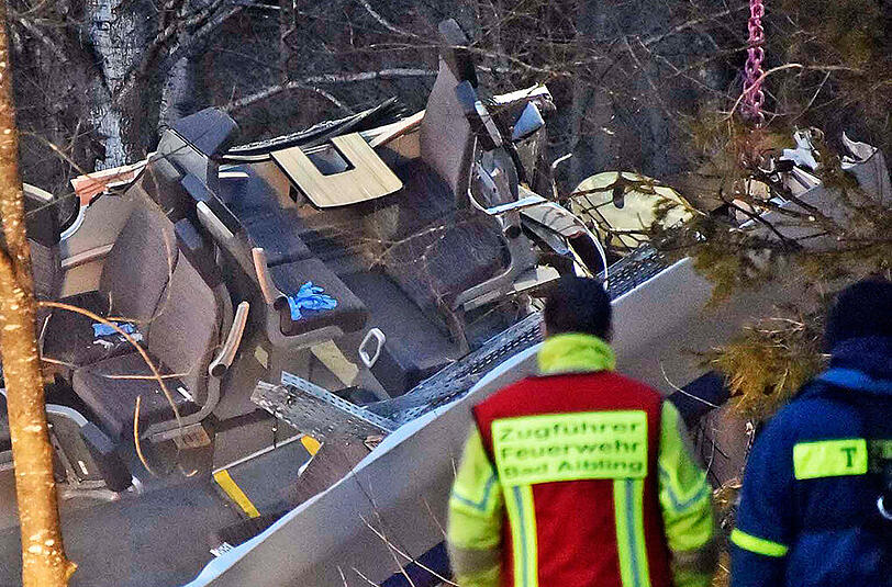 So kompliziert verläuft die Bergung der ineinander verkeilten Unglückszüge.