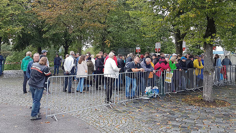 Das Warten auf die alten Herren. Vor Beginn des Konzerts der Rolling Stones in München stehen Fans vor dem Olympiastadion.