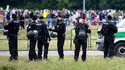 Polizisten bei einem Einsatz auf der Theresienwiese.