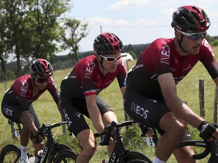 Das Team Ineos um Egan Bernal (l) und Titelverteidiger Geraint Thomas auf der Verfolgung.
