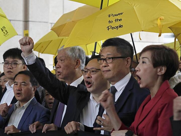 Anführer der "Occupy Central"-Bewegung, Tanya Chan (r-l), Chan Kin Man, Benny Tai, Chu Yiu Ming und Lee Wing Tat vor dem Gericht in Hongkong.