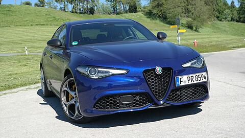 Typisch Alfa: Auch die Giulia trägt das Nummernschild vorne links.