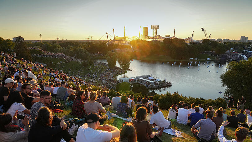 Schöne Stimmung im Olympiapark - die wollte wohl auch der Fotograf aus Italien einfangen.