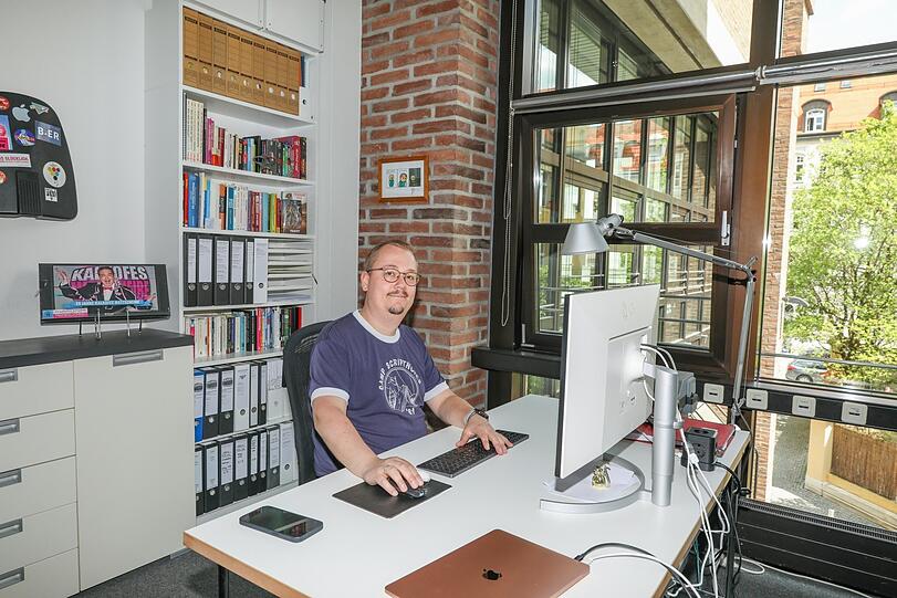 Drehbuchautor Lasse Nolte nutzt den Raum, den er gemietet hat, als Büro.