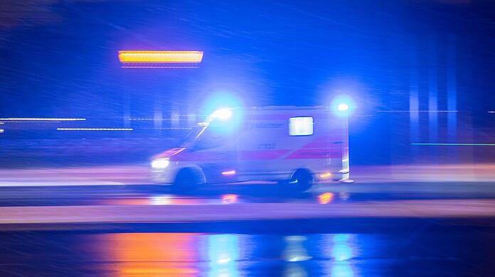 Schwer verletzt wurde der Mann in ein Krankenhaus gebracht. (Symbolbild)