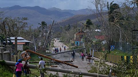 Einsatzkräfte bemühen sich, wichtige Straßen freizuräumen.
