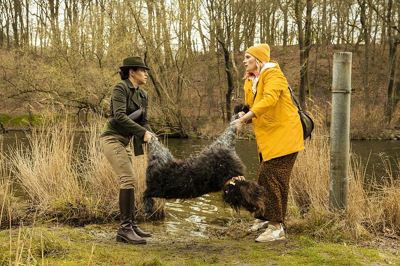 Der Wellness-Urlaub eskaliert immer mehr: Bella und Eva m&uuml;ssen gemeinsam den toten Hund Rocco verstecken.