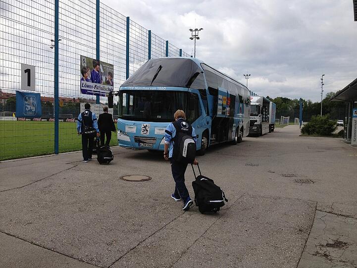 Abfahrt ins Trainingslager: Hier brechen die Löwen nach Neusiedl auf.