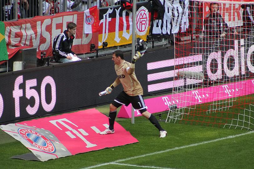 0:3 nach 24 Minuten! Club-Keeper Raphael Schäfer ist stocksauer.