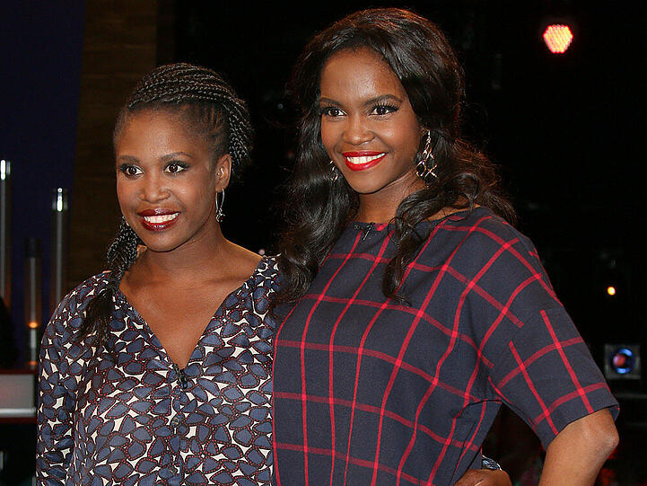 Motsi (l.) und Otlile Mabuse bei der Aufzeichnung der NDR Talkshow in Hamburg