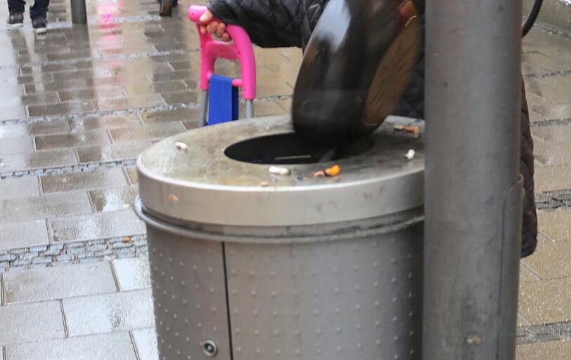 Am Samstag habe ich eine Teflon Bratpfanne in einem Mülleimer in der Fußgängerzone gesehen und fotografieren wollen. Kaum habe ich ein paar Fotos gemacht - schwuppdiwupp war die Bratpfanne weg!!! Ein mobiles Recycling-Rollkommando war unterwegs!