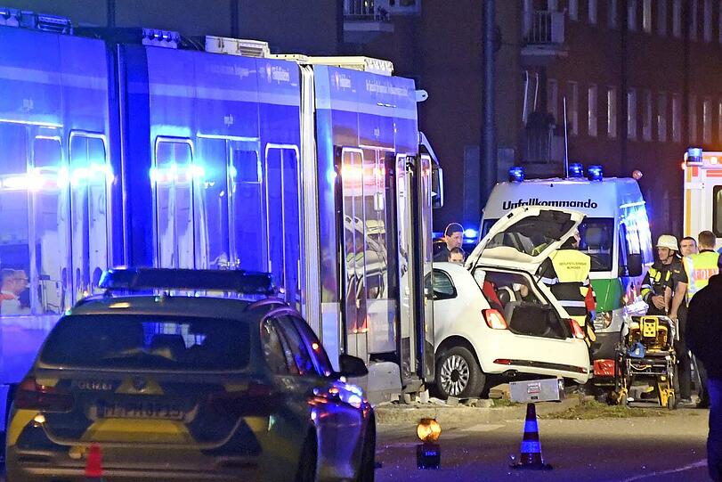 Der Fiat wurde beim Abbiegen von einer Tram gerammt. Zwei Frauen wurden schwer verletzt.