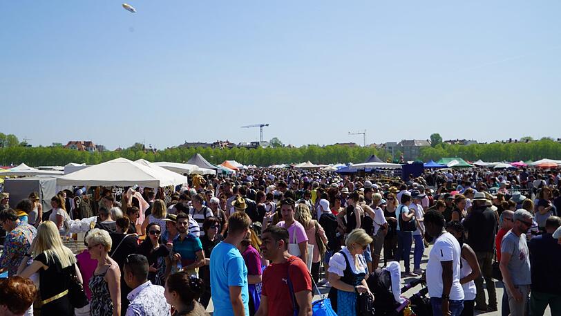 Von Ramsch bis Kult: Der Flohmarkt auf der Theresienwiese bietet für Jäger und Sammler eine große Auswahl.