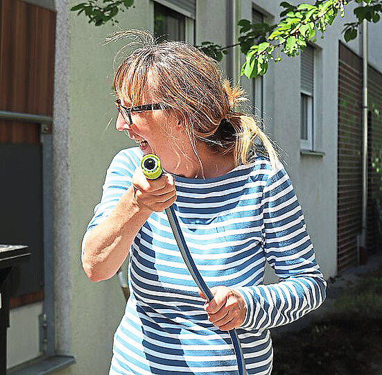 Sabine Ullrich gießt Wildblumen im Arnulfpark.