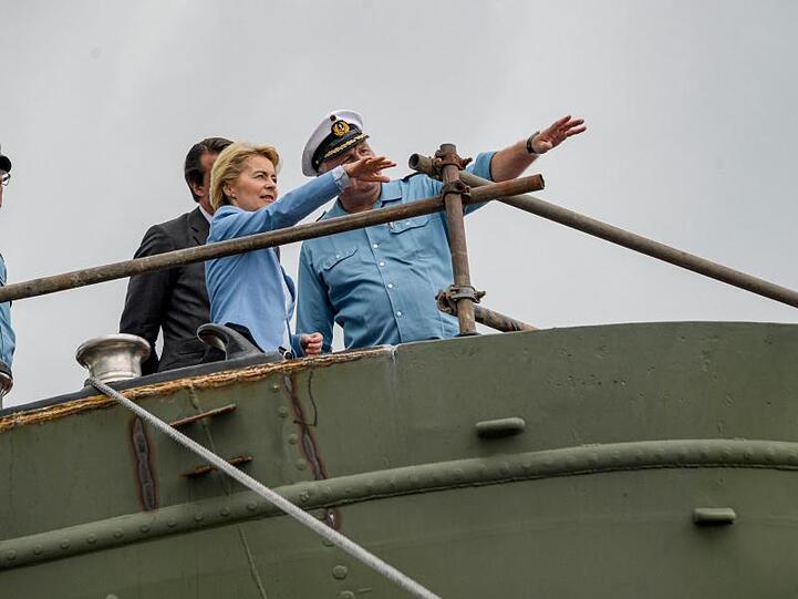 Verteidigungsministerin Ursula von der Leyen steht neben Vizeadmiral Andreas Krause (l), Inspekteur der Marine, und Nils Brandt (r), Kommandant der "Gorch Fock", am Bug des Schiffes.
