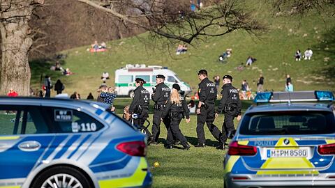 März 2020: Münchner Polizisten patrouillieren durch den Englischen Garten und kontrollieren die Abstandsregeln.