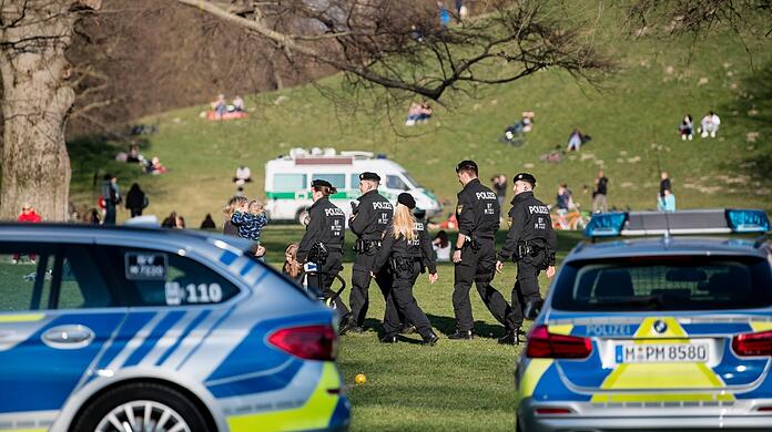 März 2020: Münchner Polizisten patrouillieren durch den Englischen Garten und kontrollieren die Abstandsregeln.