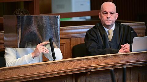 Der Angeklagte sitzt zum Prozessbeginn neben seinem Rechtsanwalt Axel Czapp. (Archivbild)