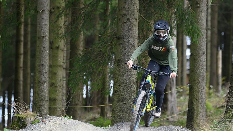 Mountainbiken findet immer mehr Anhänger - auch auf Trails abseits von Forststraßen. (Archivbild)