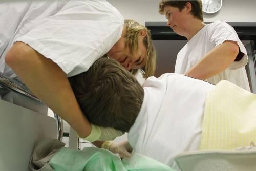 Zwei Krankenschwestern kümmern sich in der Notaufnahme eines Kinderkrankenhauses um einen stark betrunkenen Jugendlichen