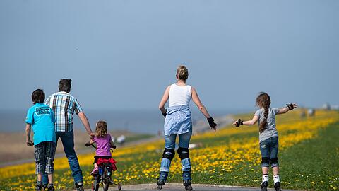 Deutlich zugelegt hat die Nutzung von Elterngeld Plus: 648.000 Beziehende planten 2025, Elterngeld Plus zumindest anteilig zu nutzen. (Symbolbild)