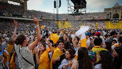 Die Vigilie mit rund 40.000 Teilnehmern im Olympiastadion war die gr&ouml;&szlig;te Veranstaltung w&auml;hrend des zweit&auml;gigen Aufenthalts des Papstes in Barcelona.