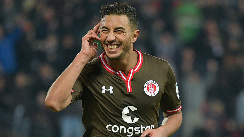 Dreifach-Torschütze Aziz Bouhaddouz feiert seinen Treffer zum 5:0.