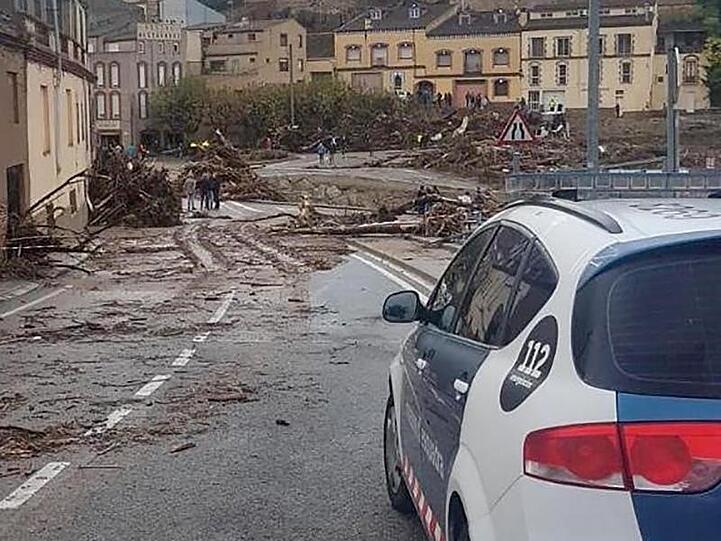 Einsatzkräfte der spanischen Feuerwehr suchen in Tarragona nach Vermissten.