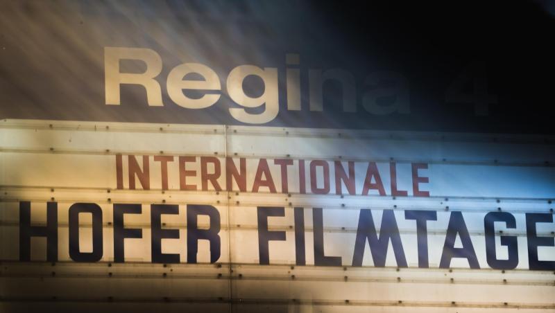 Eine Anzeigetafel verweist auf die Internationalen Hofer Filmtage.