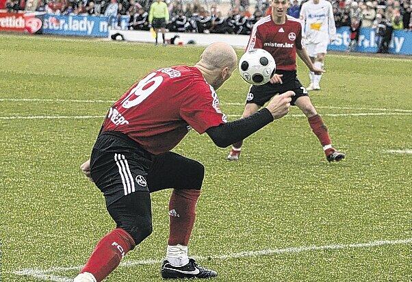Koller mit Köpfchen: Jan serviert für Kollege Peer Kluge (re.), der gegen Pilsen das 3:1 erzielt. Foto: bp