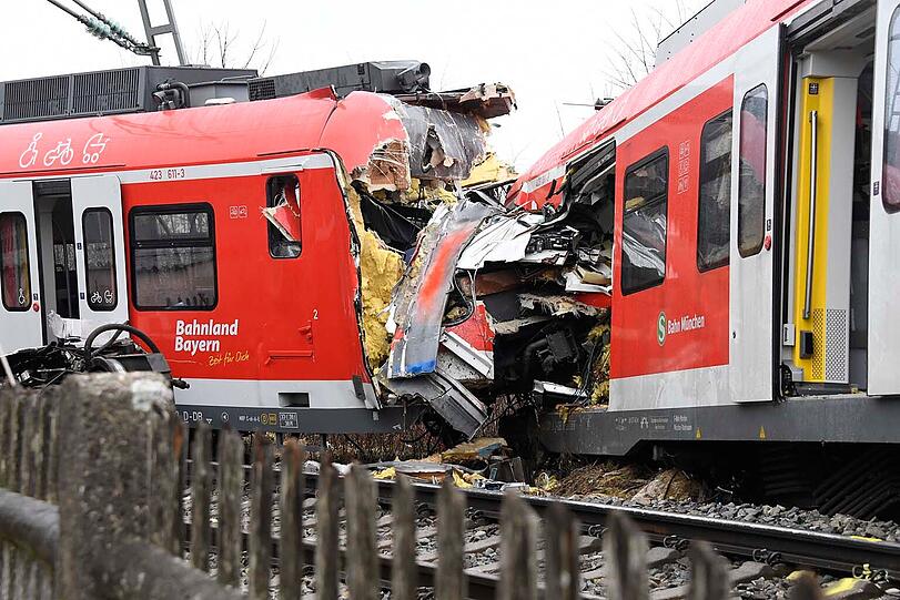 Am Tag nach dem Frontalzusammenstoß zweier S-Bahnen in Schäftlarn mit einem Toten und 18 Verletzten laufen am Unfallort weiter Untersuchungen.