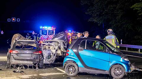 Feuerwehr und Polizei sind an der Unfallstelle im Einsatz.