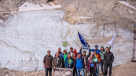 Das Sterben der Gletscher wollen Umweltschützer verhindern.