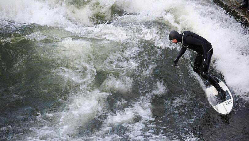 Surfer Moritz von Sivers – hier auf der funktionierenden Welle. Surfer Moritz von Sivers – hier auf der funktionierenden Welle.