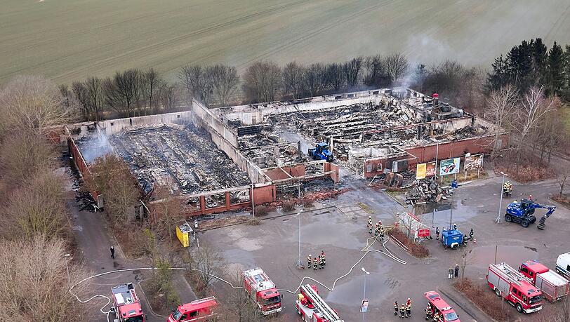 Zwei Jugendliche könnten für den Brand des Supermarktes verantwortlich sein. (Archivbild) Zwei Jugendliche könnten für den Brand des Supermarktes verantwortlich sein. (Archivbild)