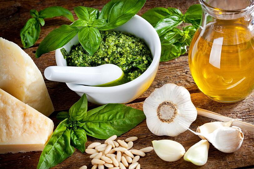 Denn traditionell werden die sieben Zutaten f&uuml;r ein Pesto im M&ouml;rser zersto&szlig;en, damit sie ihr Aroma voll entfalten: frische Basilikumbl&auml;tter (etwa ein Bund), Pinienkerne (um die 20 Gramm), die beiden K&auml;sesorten Parmigiano (zwei Teile) und Pecorino (ein Teil, insgesamt etwa 100 Gramm), Knoblauch (eine Zehe), 100 Milliliter natives Oliven&ouml;l extra und grobk&ouml;rniges Meersalz.