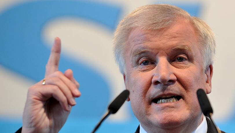 Horst Seehofer fordert, entsprechende Arbeitsverträge mit engen Familienangehörigen zu kündigen. Horst Seehofer fordert, entsprechende Arbeitsverträge mit engen Familienangehörigen zu kündigen.