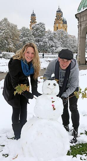 Schneemann-Bauen im Englischen Garten: So nutzen die Münchner den ersten Schnee-Sonntag des Jahres.